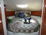 2005 Sea Ray 42' Sundancer master stateroom